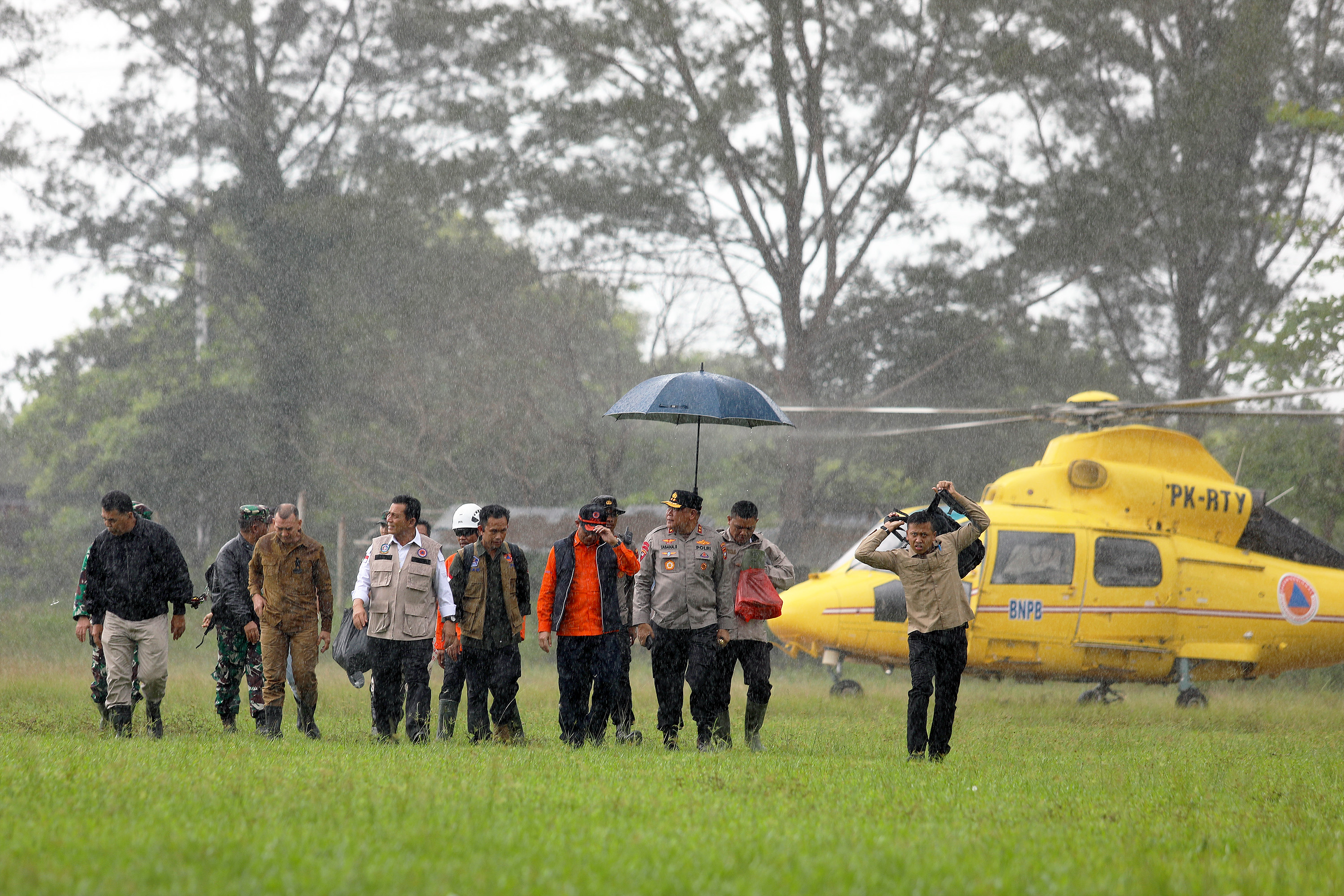 Kepala BNPB Letjen TNI Suharyanto (kemeja oranye berompi hitam) bersama rombongan Pemda Natuna mendarat di lapangan Desa Pangkalan, Kecamatan Serasan, Kabupaten Natuna, Kepulauan Riau, Rabu (8/3).